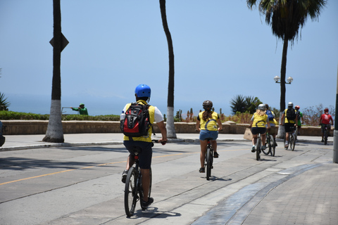 Lima privée: visite à vélo de la ville et de la côte avec un localLima: visite à vélo de la ville et de la côte avec un local