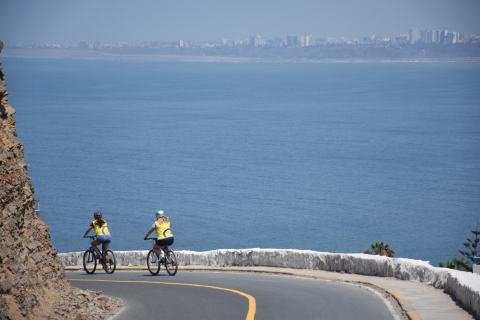 Lima privée: visite à vélo de la ville et de la côte avec un localLima: visite à vélo de la ville et de la côte avec un local