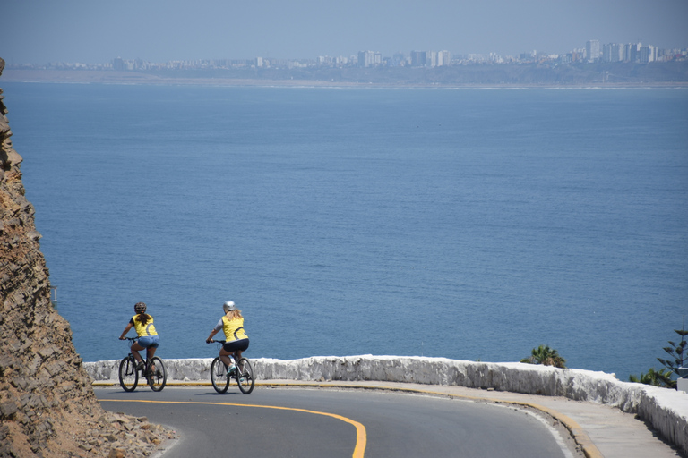 Lima privada: recorrido en bicicleta por la cultura de la ciudad y la costa con un localLima: tour cultural en bicicleta con un local