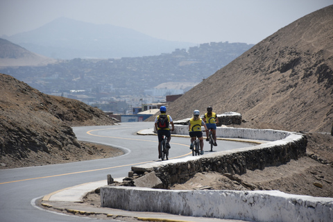 Lima privée: visite à vélo de la ville et de la côte avec un localLima: visite à vélo de la ville et de la côte avec un local