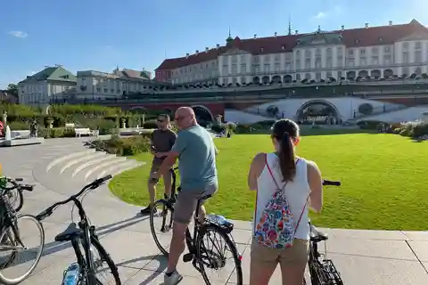 En bici por los lugares más destacados de Varsovia con vistas pintorescas