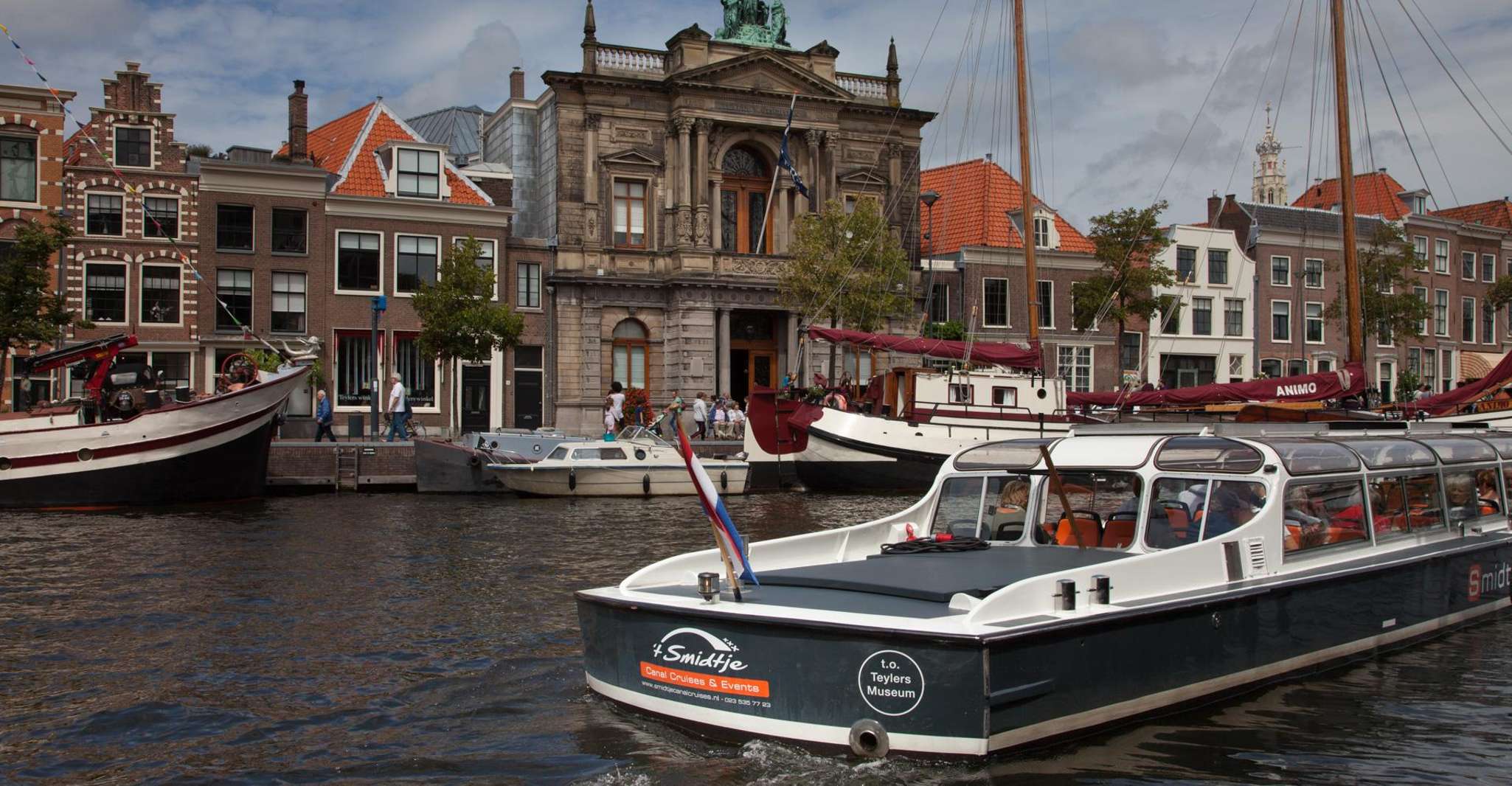 Haarlem, Sightseeing Canal Cruise through the City Center - Housity