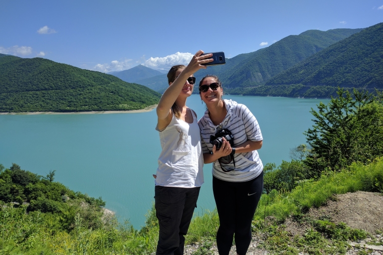Tbilissi: visite d'une journée dans les montagnes Kazbegi, Gergeti et AnanuriVisite partagée avec déjeuner
