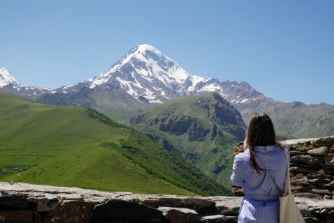 Tbilisi: tour de día completo a las montañas Kazbegi, Gergeti y AnanuriTour Compartido con Almuerzo