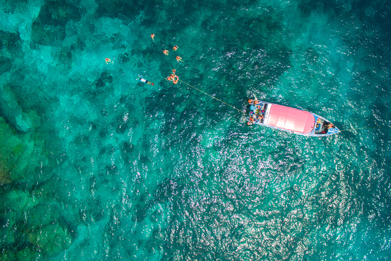 Desde Phuket: excursión de un día a la isla de Coral con esnórquelPaseo en barco privado de cola larga con guía