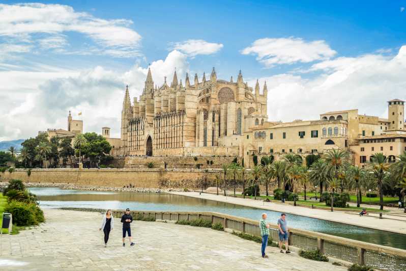 Palma: Spring køen over til katedralen på Mallorca