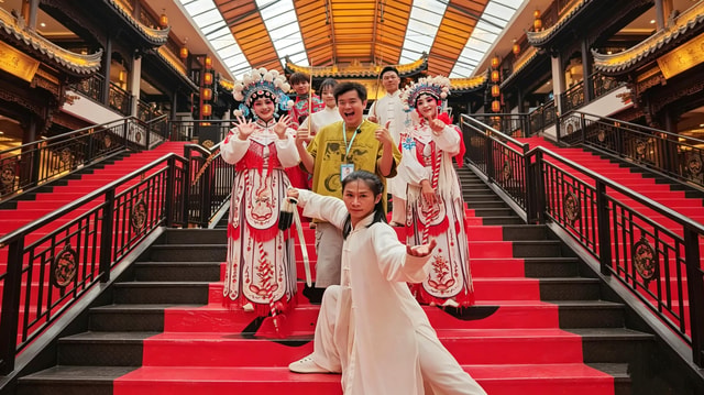 Chengdu Traditional Teahouse Experience with Snacks & Show