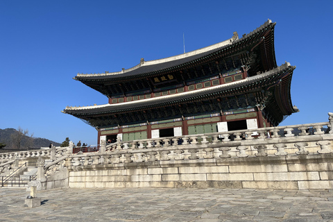 Walking through the heart of Seoul. Tour in Spanish