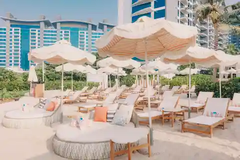 Dubai: zwembad- en strandpas met prosecco en fruitschaal voor 2