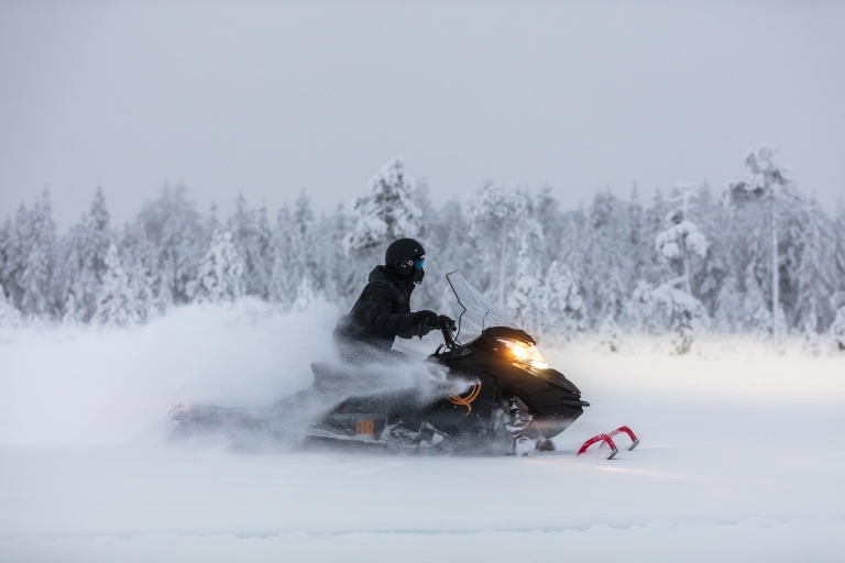 Levi: aventura de medio día en motos de nieve