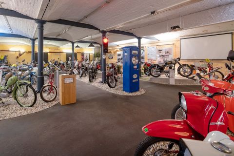 Berlín: entrada a la exposición de motos del museo DDR