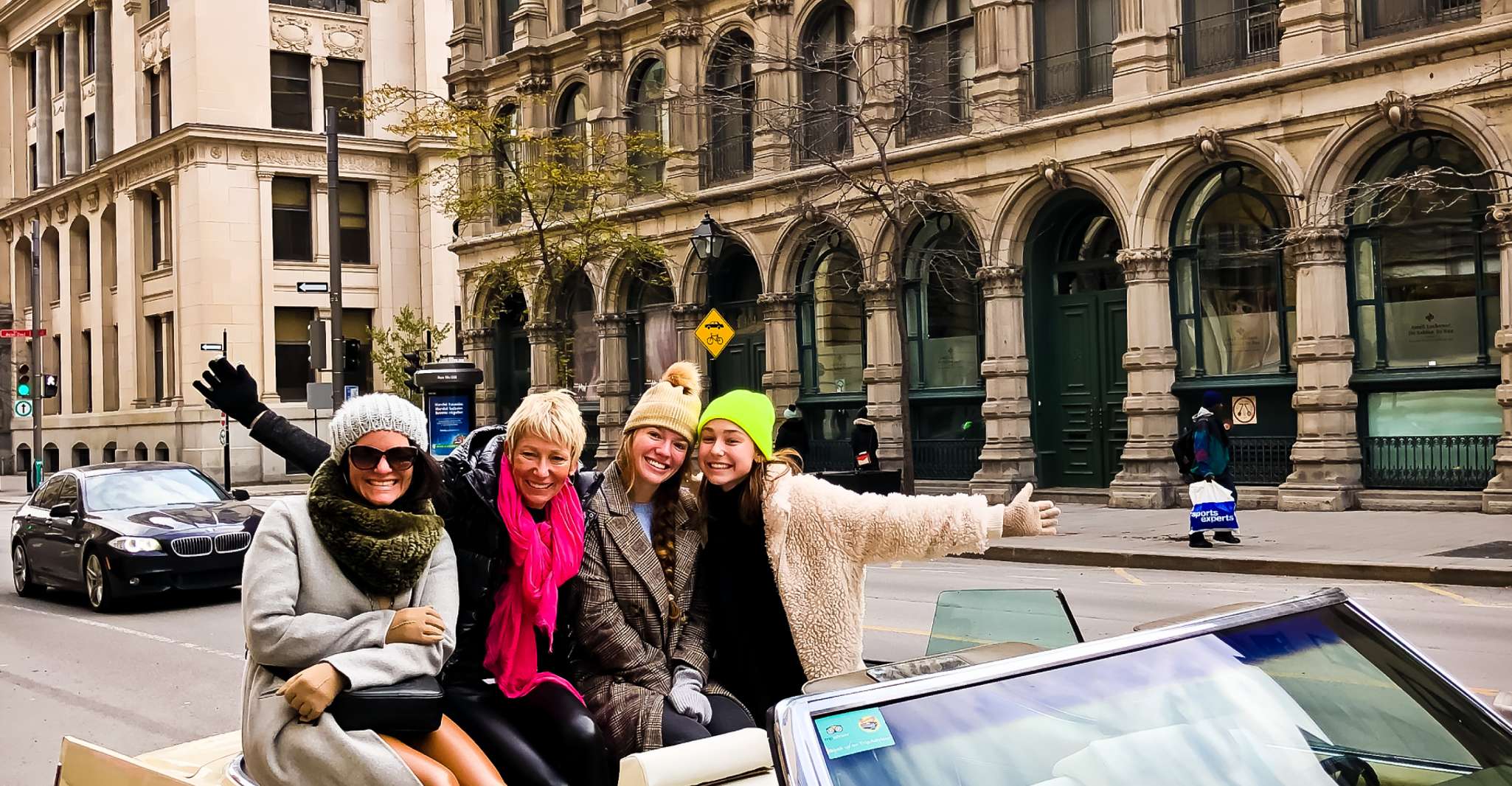 Montréal: Guided Tour in Vintage Convertible Cadillac photo 7