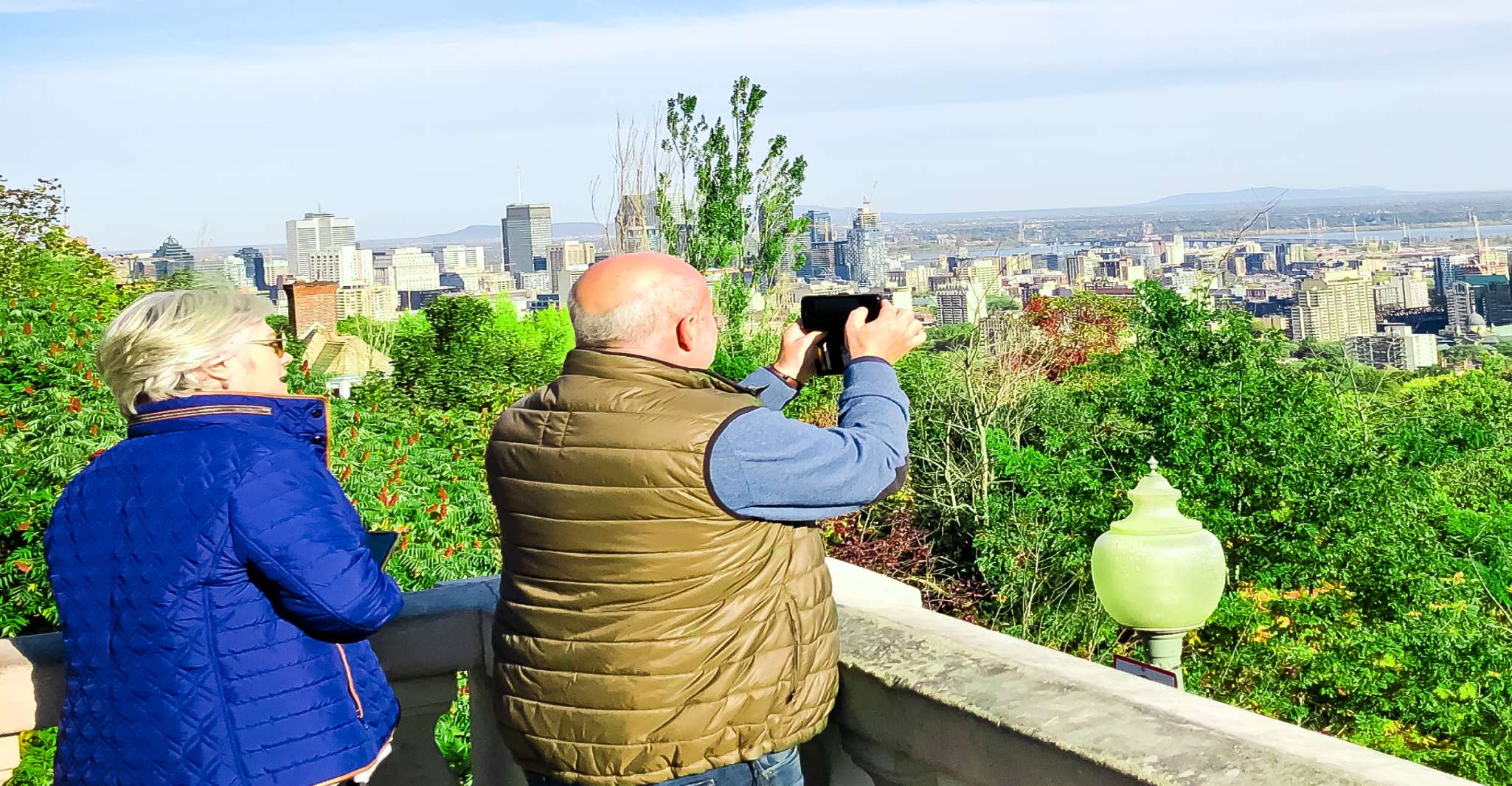 Montréal: Guided Tour in Vintage Convertible Cadillac photo 14