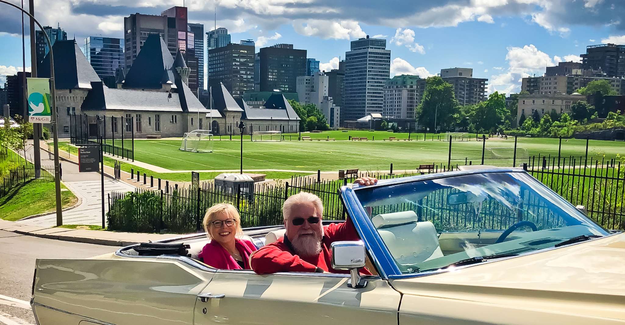 Montréal: Guided Tour in Vintage Convertible Cadillac photo 15
