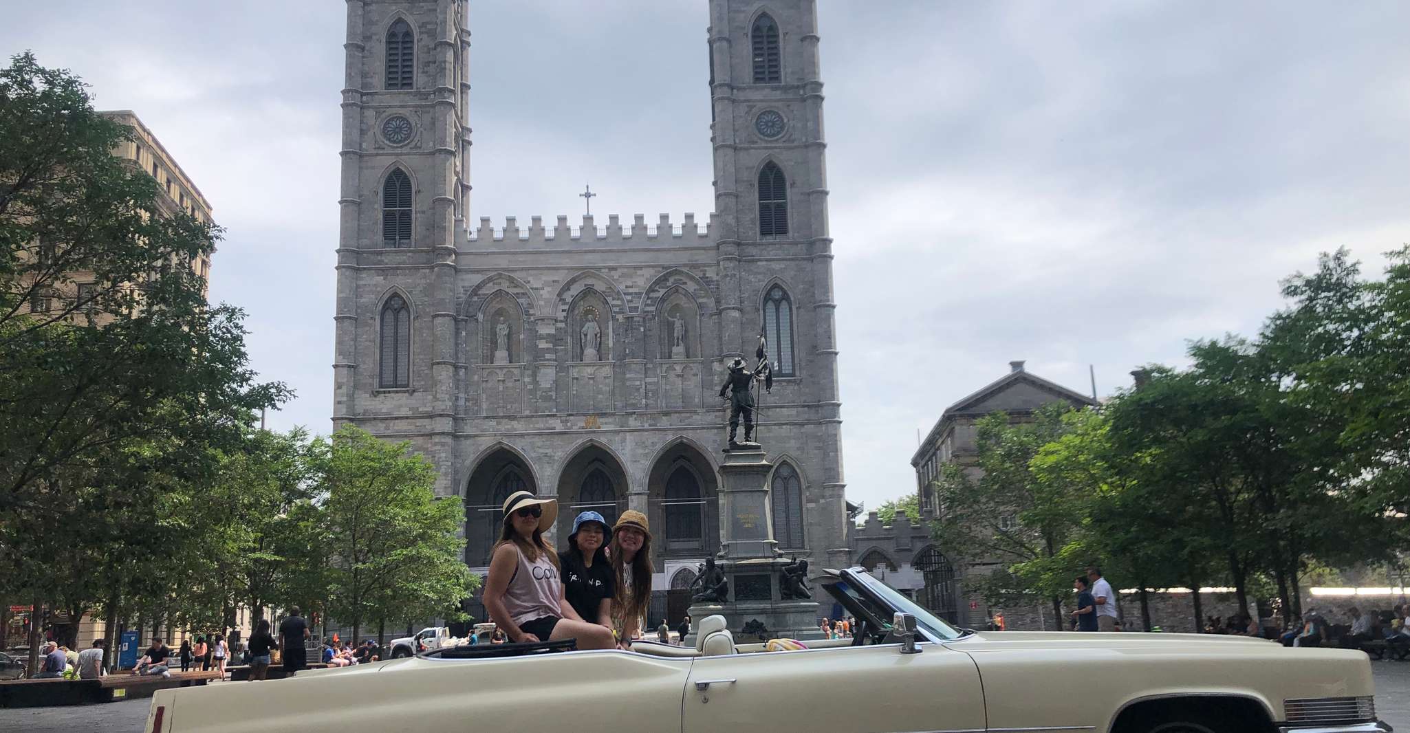 Montréal: Guided Tour in Vintage Convertible Cadillac photo 17