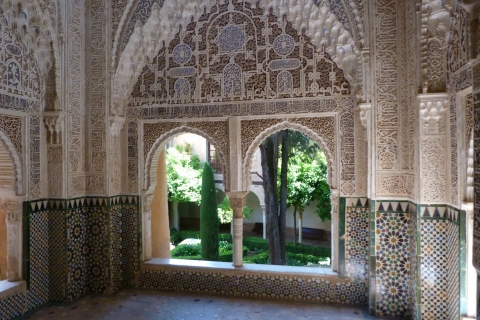 From Costa del Sol or Malaga: Granada and Alhambra Tour Pickup from Benalmadena Bil Bil with Nasrid Palace Entry