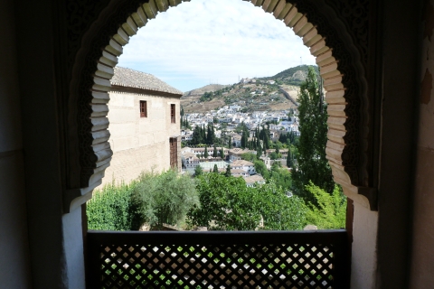 Ab Costa del Sol oder Malaga: Granada und Alhambra TourAbholung in Torremolinos Los Alamos mit Nasrid Palaces