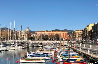 Gourmet-Snack im Hafen von Nizza