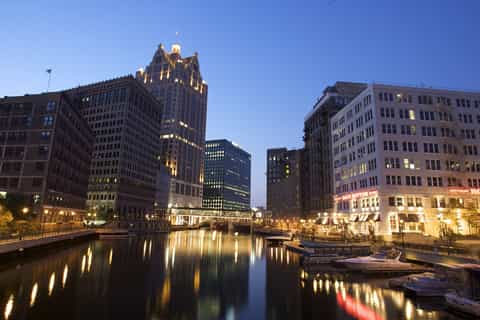 Milwaukee: Ghostly Private Walking Tour