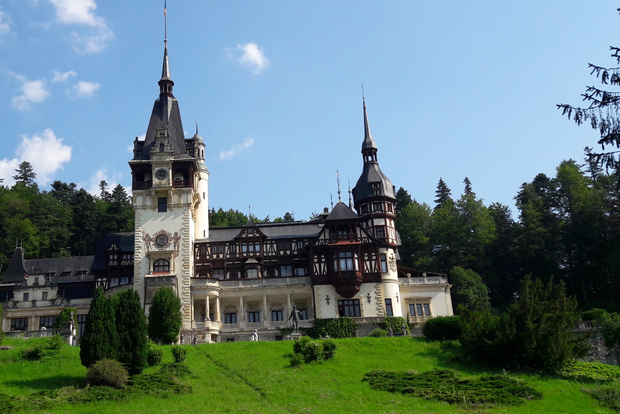 从布拉索夫出发 3 个城堡： Peles 、 Bran 、 Cantacuzino