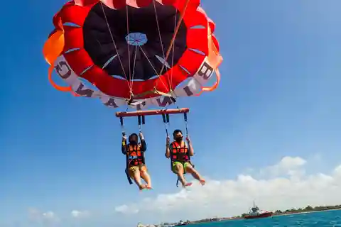 Aventure en parachute ascensionnel, bateau banane et jet ski à Bali