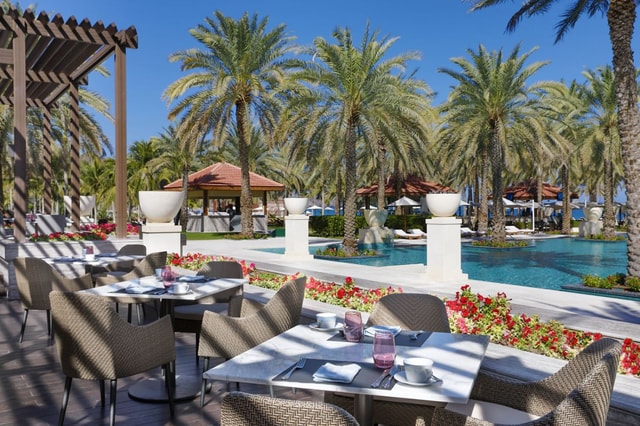 Muscat: avondtour met diner in Bustan Palace