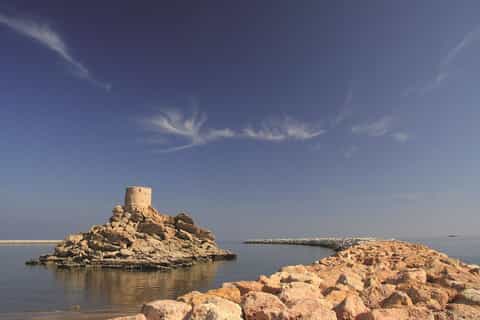 Muscat: Wadi Shab and Bimah Sinkhole Tour with Audio Guide