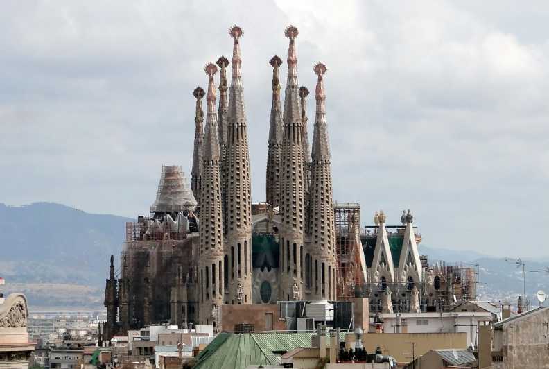 Barcelona: Fast Track Guided Tour af Sagrada Familia