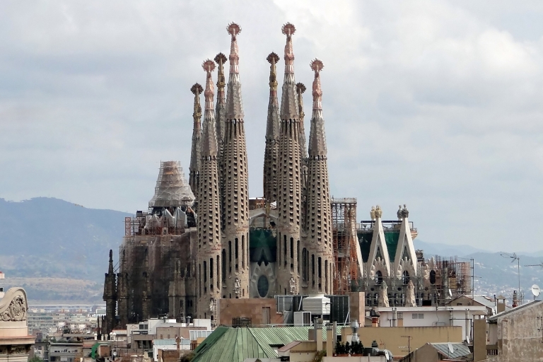 Barcelona: Fast Track Guided Tour of Sagrada Familia Barcelona: Fast Track Tour of Sagrada Familia in English