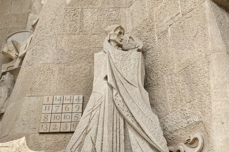 Barcelona: Szybka wycieczka z przewodnikiem po Sagrada FamiliaBarcelona: Szybka wycieczka po Sagrada Familia po hiszpańsku