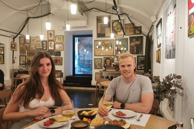 Tbilisi: tour a pie de comida y vino con degustacionesTbilisi: tour a pie de comida y vino con degustaciones - privado