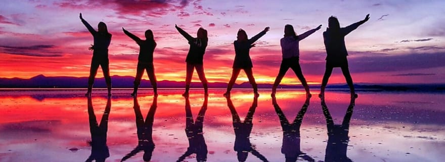 PLAINE SALÉE D'UYUNI : COUCHER DE SOLEIL ET LUMIÈRE DES ÉTOILES