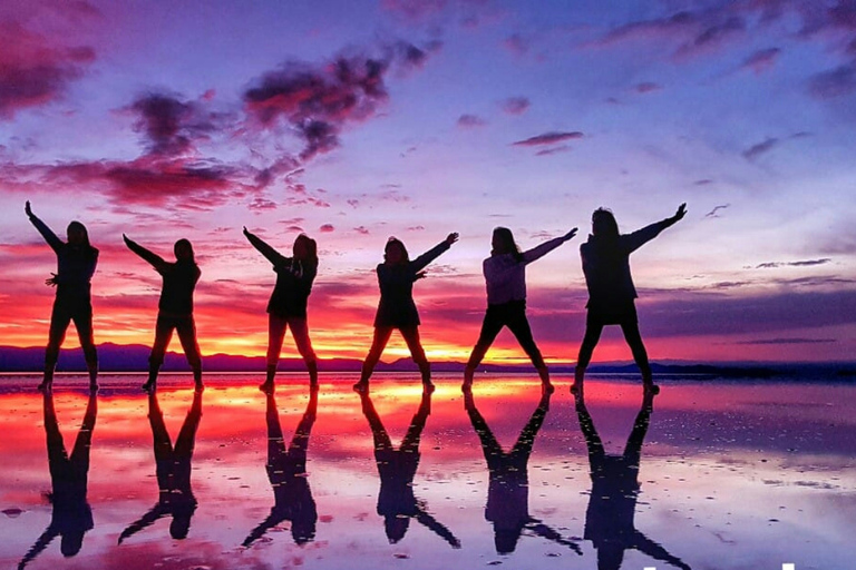 SALAR DE UYUNI: EXPERIENCIA AL ATARDECER Y A LA LUZ DE LAS ESTRELLASGRUPO COMPARTIDO: SALAR DE UYUNI, PUESTA DE SOL Y EXPERIENCIA A LA LUZ DE LAS ESTRELLAS