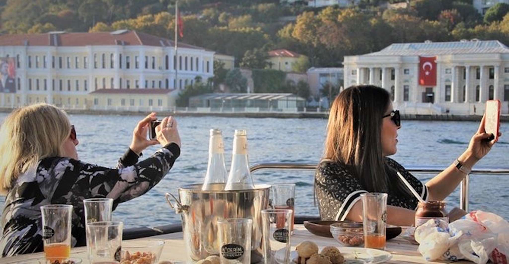 Estambul, crucero de Bósforo en un barco de lujo privado - Hizvo