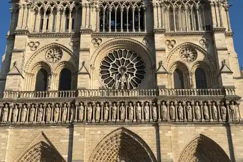 Paris: Tur ghidat exterior al Catedralei Notre-Dame