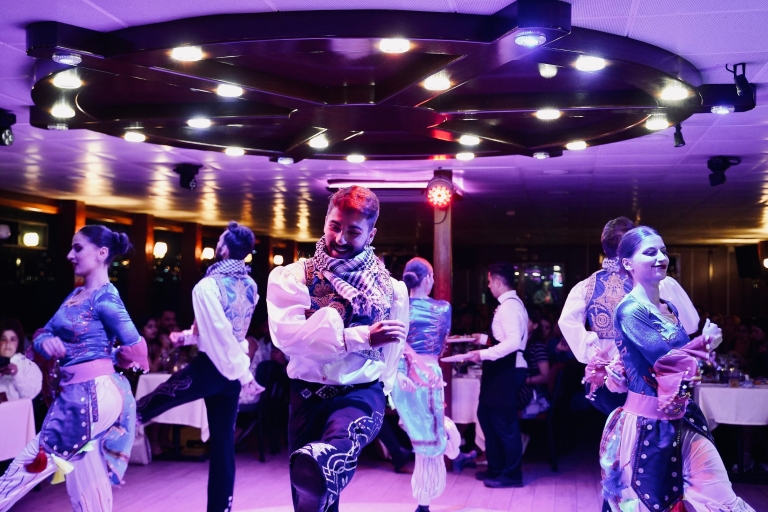 Istanbul: Dinner Cruise & Unterhaltung mit privatem TischKreuzfahrt mit Bosporus-Tour, Shows und Softdrinks