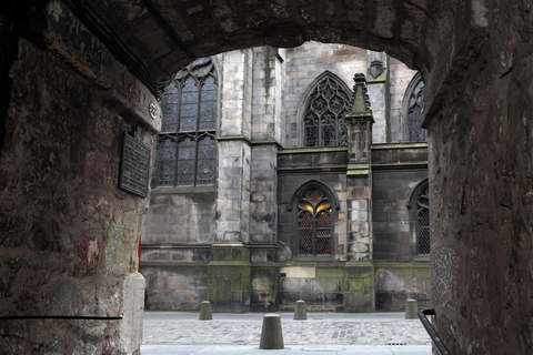 Edinburgh: Old Town Historical Walking Tour Group Tour in English