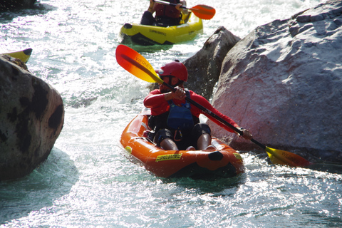 Bovec: Halvdagsutflykt med kajak längs SočaBovec: Halvdags kajakpaddling i Soča