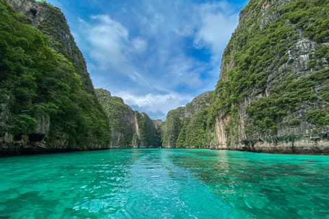 Isole Phi Phi: tour privato in motoscafo di un'intera giornata da Phuket