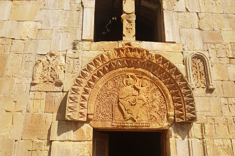 Desde Ereván: visita a la bodega y los monasterios del monte AraratVer monasterios y la bodega más antigua del mundo