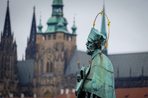 Praga: Un tour di Praga con birra e cibo localePercorso lato del castello