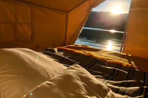 Medellin: Guided Tour to Guatape & 1-Night Lakeside Glamping