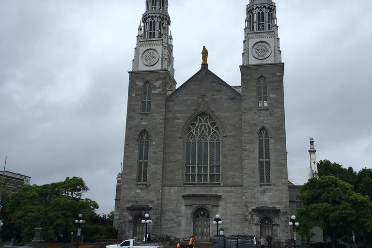 Montreal: Private Day Tour to Ottawa