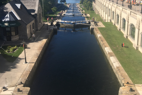 Montreal: Private Day Tour to Ottawa