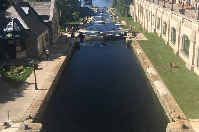 Montreal: Private Day Tour to Ottawa