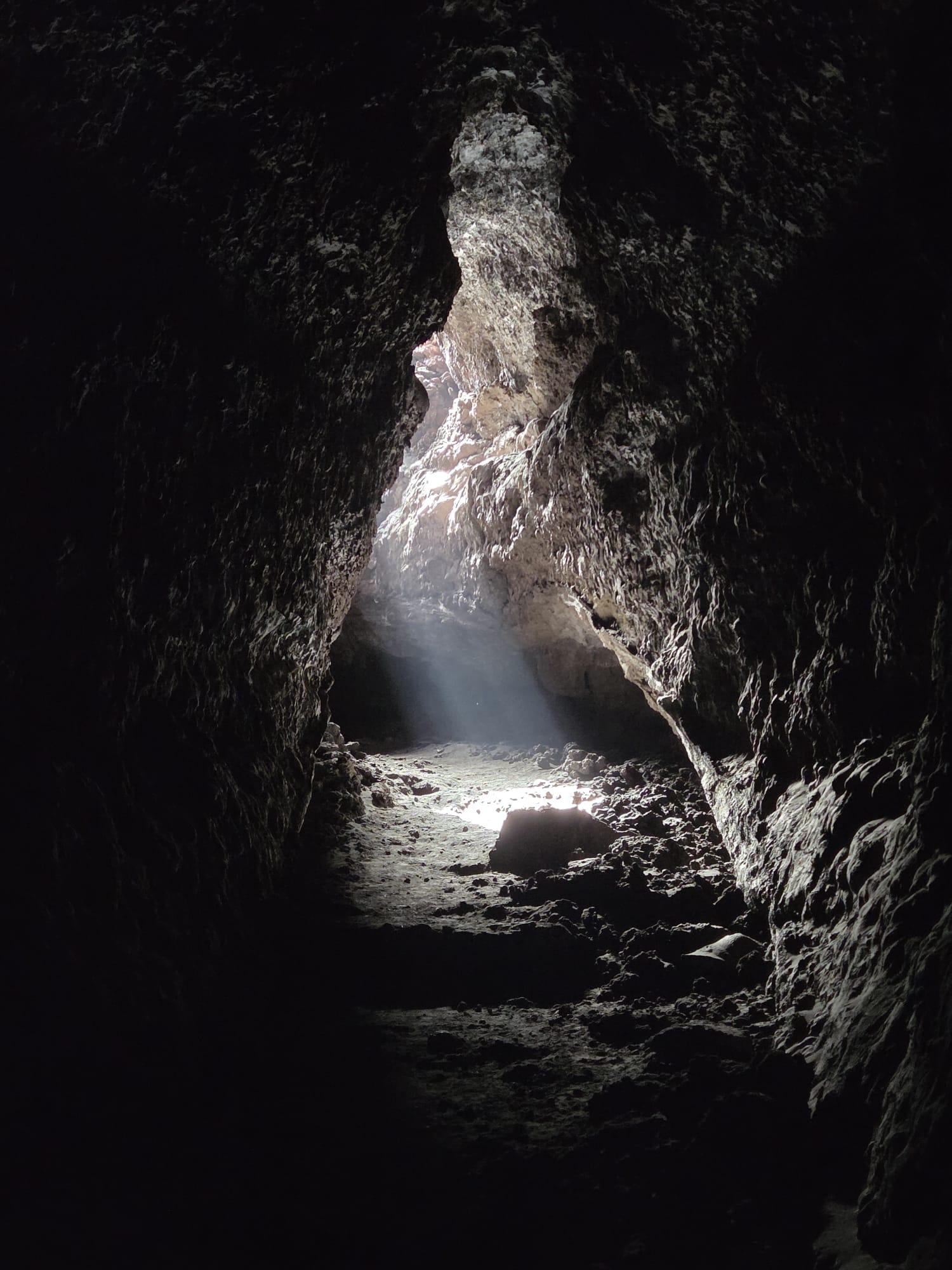 Vulkanische Höhlenforschung Cueva de Las Palomas (ES-EN) LA PALMA