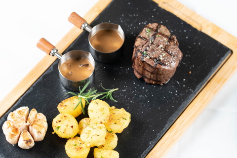 Phnom Penh: Riverview Restaurant Dinner with Live Music