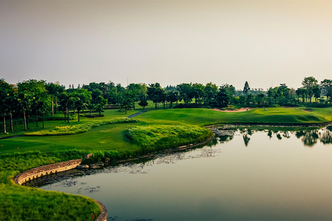 Phnom Penh: Exclusive Premium Golf Experience Nighttime 9-Hole Golf Experience