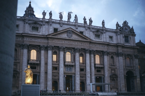 Czarująca wycieczka do Bazyliki św. Piotra i Grot WatykańskichHiszpańska wycieczka półprywatna