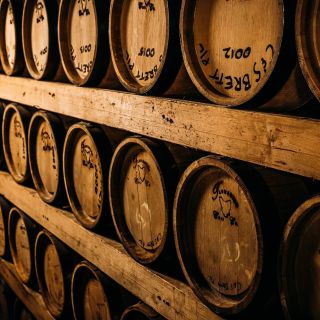 Kempton: Whisky Distillery Tour with Tastings and Lunch